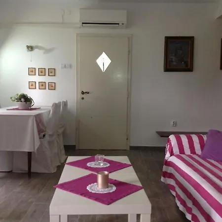 Ferienhaus In Mit Grossem Garten بيت للعطل *